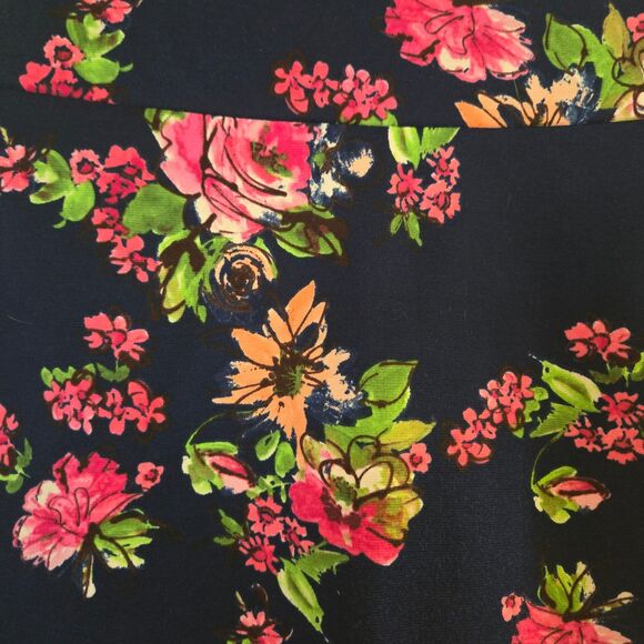 Love Culture Floral Mini Skirt Size Small - Picture 2 of 5